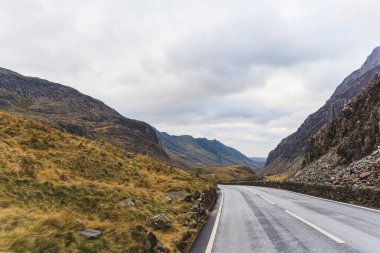 Kuzey Galler 'deki Snowdonia Dağı Ulusal Parkı' ndan geçen açık yol. Yüksek kalite fotoğraf