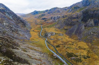 Galler 'deki Snowdonia Ulusal Parkı' ndan geçen bir patikanın panoramik görüntüsü. Yüksek kalite fotoğraf