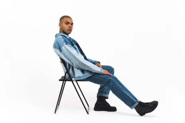 African American Manliga Modell Full Denim Outfit Sitter Stol Vit — Stockfoto