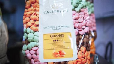 01.27.2023 - Varşova, Polonya - Bir çanta Callebaut renkli portakal aromalı çikolatalı callet ya da mutfakta damla. Kapatın. Yüksek kalite 4k görüntü