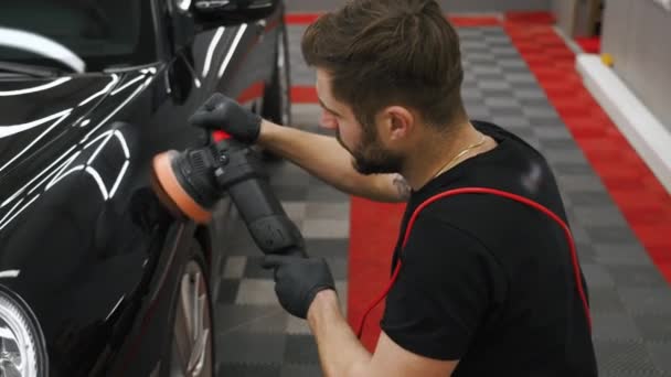 Среднее Видео Механик Полирует Черный Автомобиль Концепция Ремонтной Мастерской Высококачественные — стоковое видео