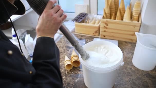 Mains Chef Préparant Une Crème Glacée Pour Cônes Gaufres Aide — Video