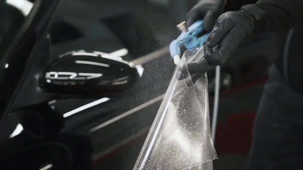 Farbschutzfolie Mit Wasser Besprühen Car Detaillierung Konzept Hochwertiges Filmmaterial — Stockvideo