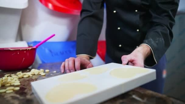 Chef Preparando Chocolate Líquido Templado Blanco Molde Barra Las Callejuelas — Vídeos de Stock