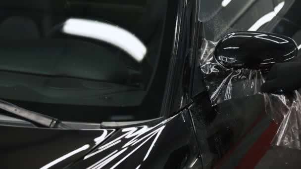 Festékvédelmi Filmet Tenni Egy Fekete Autó Ajtajára Javítóműhely Koncepciója Kiváló — Stock videók