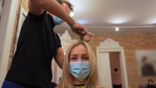 Профессиональный Парикмахер Расчесывает Волосы Клиентки После Свежей Стрижки Современном Салоне — стоковое видео