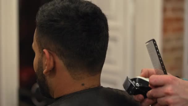Friseur Mit Elektrischem Trimmer Und Kamm Nach Einem Haarschnitt Für — Stockvideo