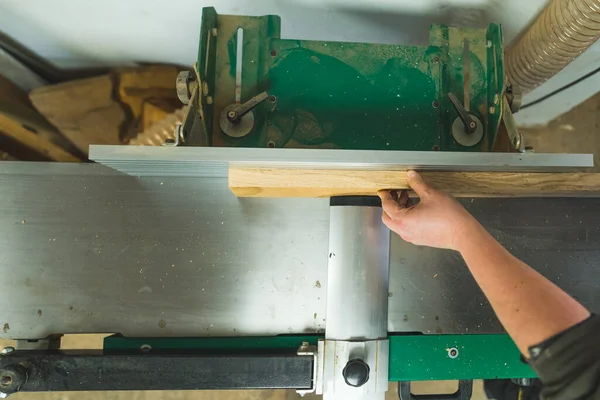 Концепція Столярства Деревообробки Теслярі Рука Тримає Шматок Деревини Професійній Машині — стокове фото
