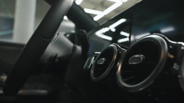 İçeride direksiyon ve havalandırma deliklerinde foucs olan bir arabanın videosu. Yüksek kalite 4k görüntü
