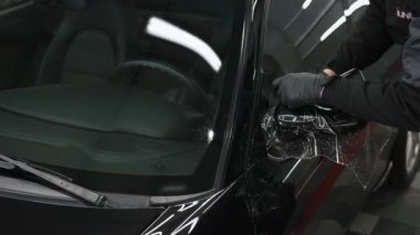 Araba aynasına konan ve düzleştirilen bir boya koruma filmi. Yüksek kalite 4k görüntü