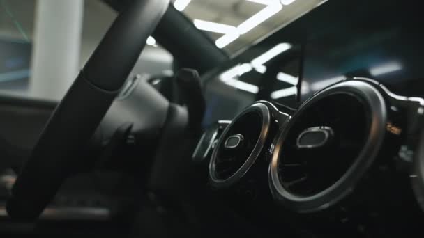 Video Eines Autos Inneren Mit Fouls Lenkrad Und Lüftungsschlitzen Hochwertiges — Stockvideo