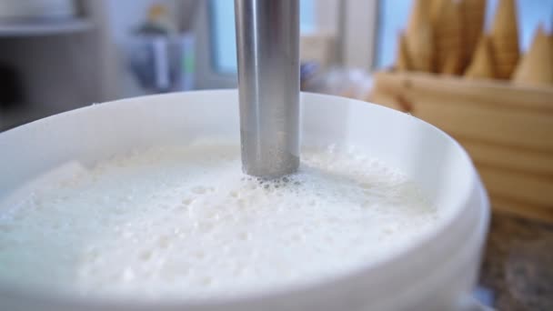 Изготовление Мороженого Профессиональный Блендер Ведре Взбивания Мороженого Вафлями Заднем Плане — стоковое видео