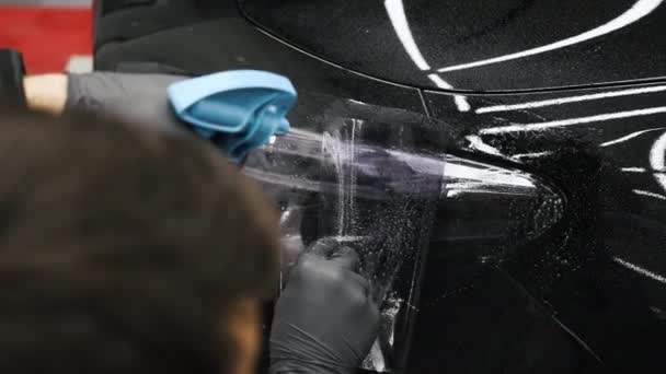 Malowanie Folii Przed Założeniem Jej Reflektor Samochodowy Koncepcja Samochodu Wysokiej — Wideo stockowe
