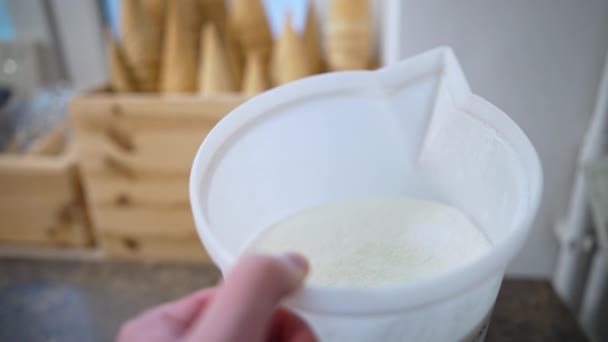 在一个白色的桶里准备香草冰淇淋和一个木制容器里的新鲜华夫饼圆锥 高质量的4K镜头 — 图库视频影像