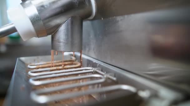 Χύνοντας Παγωτό Σοκολάτα Φόρμουλα Από Μηχανή Παστεριωτήρα Στην Κατάψυξη Icecream — Αρχείο Βίντεο