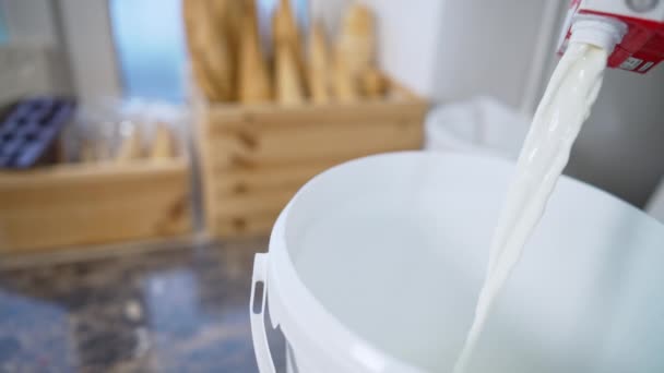 将四包牛奶倒入桶中 准备背景中的冰激凌松饼圆锥 高质量的4K镜头 — 图库视频影像