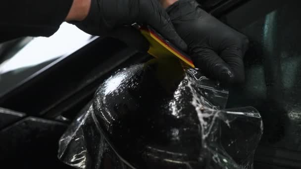 Araba Temizleme Konsepti Siyah Bir Arabanın Aynasında Eldivenli Bir Adamın — Stok video
