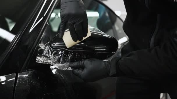 장갑낀 자동차 거울에 페인트 보호용 필름을 삽입하는 비디오 고품질 — 비디오