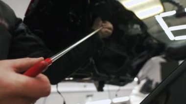 Göçük çubuğuyla küçük bir araba göçüğünü çıkarmak. Yüksek kalite 4k görüntü