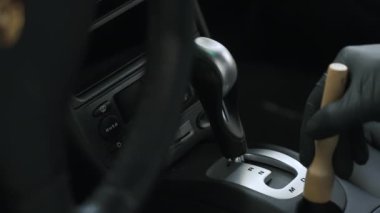 Arabaların vites kollarını tarayan siyah bir eldiven verin. Yüksek kalite 4k görüntü