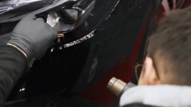 Araba farlarının altına siyah film koyup el kaynakçısıyla ısıtmak. Yüksek kalite 4k görüntü