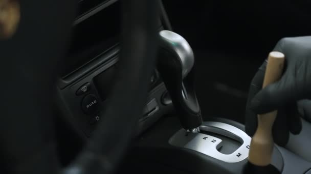 Mão Uma Luva Preta Escovando Torno Mudança Engrenagem Carros Imagens — Vídeo de Stock