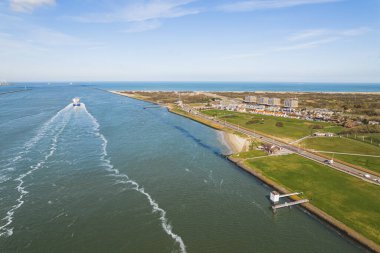 Hollanda 'da maasvlakte' nin insansız hava aracı görüntüleri güneşli bir günde denizde yelken açan gemiler. Yüksek kalite fotoğraf