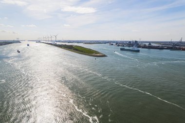 Maasvlakte 'nin güneşli bir günde, Hollanda' daki liman ve sanayi merkezinin kuş bakışı görüntüsü. Yüksek kalite fotoğraf