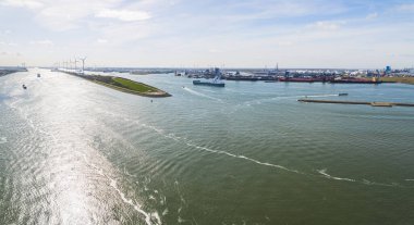 Maasvlakte, Avrupa limanı ve Rotterdam Limanı 'ndaki sanayi tesislerinin batıya doğru uzanan insan yapımı devasa bir uzantısıdır. Yüksek kalite fotoğraf