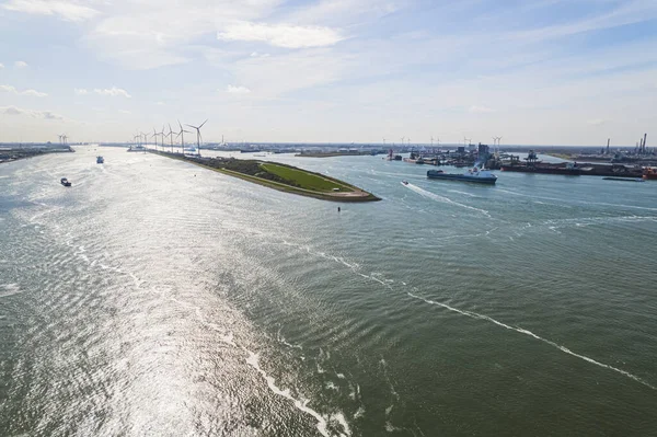 Maasvlakte 'nin güneşli bir günde, Hollanda' daki liman ve sanayi merkezinin kuş bakışı görüntüsü. Yüksek kalite fotoğraf
