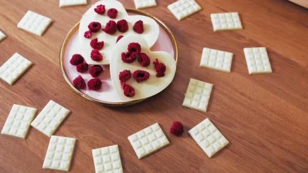Handgemaakte Hartvormige Witte Chocolade Chocoladerepen Met Gedroogde Frambozen Hoogwaardige Beelden — Stockvideo
