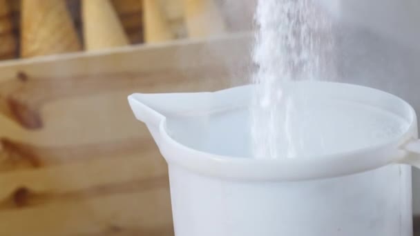 Aggiunta Zucchero Secchio Miscelazione Bianco Preparare Gelato Scala Commerciale Filmati — Video Stock