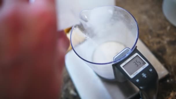 シェフは キッチンカウンターのアイスクリームトップビューを準備するためのミキサーに砂糖を追加します 高品質4K映像 — ストック動画