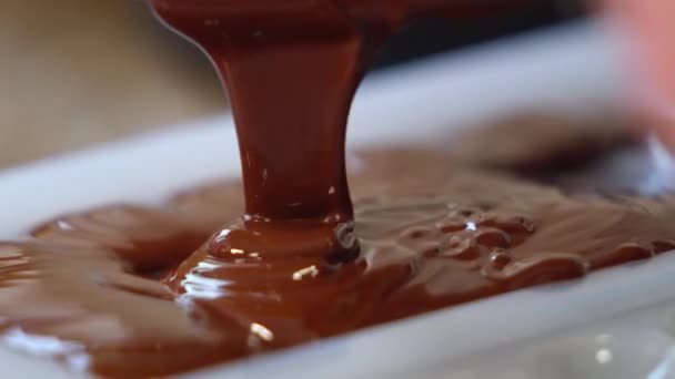 Çikolata Hazırlamak Için Üstten Silikon Kalıba Çikolata Döküyorum Çikolata Sertleştirici — Stok video