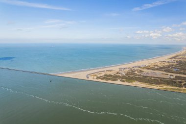 Güneşli bir günde Maasvlakte 'nin hava manzarası, Kuzey Denizi ve Hollanda' nın mavi gökyüzü. Yüksek kalite fotoğraf