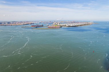 Hollanda 'nın Rotterdam Limanı' ndaki Europoort limanı ve endüstriyel tesisinin insan yapımı büyük bir uzantısı olan Maasvlakte çevresindeki manzaranın havadan görüntüsü. Yüksek kalite fotoğraf