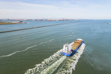 Hollanda, Maasvlakte yakınlarında Kuzey Denizi 'nde seyreden bir sanayi gemisinin hava görüntüsü. Yüksek kalite fotoğraf