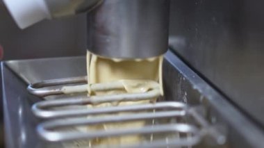 Pastörizatör makinesinden dondurucuya vanilyalı dondurma dökme işlemi