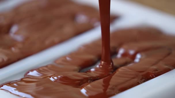 Jeg Helte Sjokolade Fra Toppen Inn Silikonform Tilberede Sjokoladeplater Sjokolade – stockvideo
