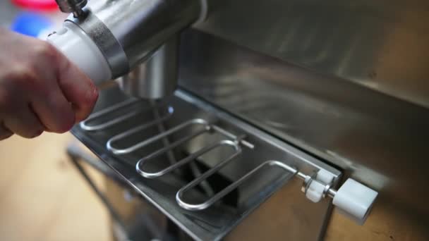 Mãos Chef Pastelaria Derramando Fórmula Sorvete Pasteurizador Para Congelador Imagens — Vídeo de Stock