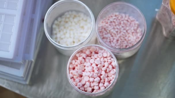 Mutfak Tezgahında Şeffaf Kavanozlar Küfler Içinde Renkli Şekerleme Sargıları Üst — Stok video