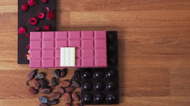 Ruby Hitam Dan Putih Coklat Bar Atas Meja Kayu Dengan — Stok Video