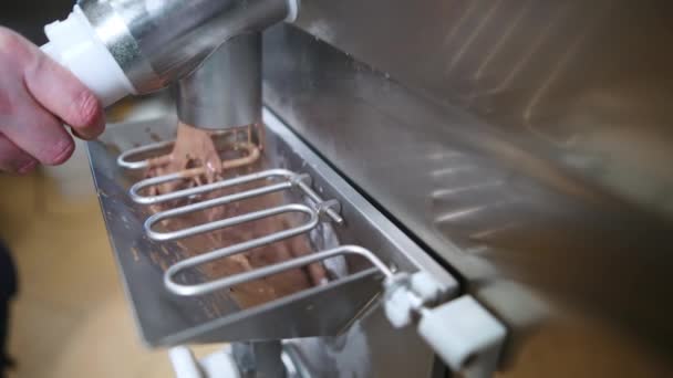 ペストリーシェフの手は 低温殺菌剤から冷凍庫にチョコレートアイスクリーム式を注ぎます 高品質4K映像 — ストック動画