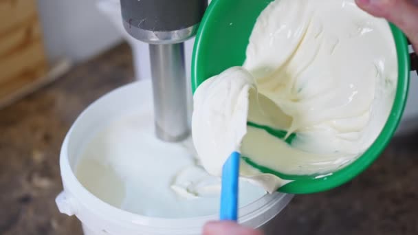 厨师的手把奶油倒入桶中 用搅拌机搅拌冰淇淋 冰淇淋的工业化生产 高质量的4K镜头 — 图库视频影像