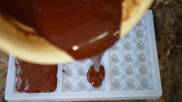 Despeje Chocolate Molde Barra Preparação Contador Cozinha Barra Chocolate Imagens — Vídeo de Stock