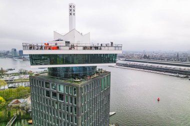 Bulutlu bir günde Amsterdam bakış açısı, modern bina ve şehir manzarası, insansız hava aracı. Yüksek kalite fotoğraf