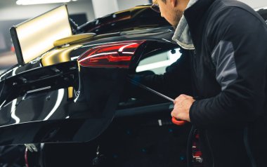 Profesyonel araba temizleme merkezi. Arabaları parlak ve bakımlı yapıyor. Yüksek kalite fotoğraf