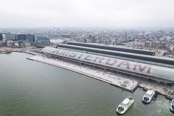 Amsterdam Město Top Pohled Zamračený Den Řeka Loděmi Čluny Hlavní — Stock fotografie