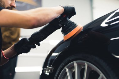 Profesyonel araba temizleme merkezi. Arabaları parlak ve bakımlı yapıyor. Yüksek kalite fotoğraf