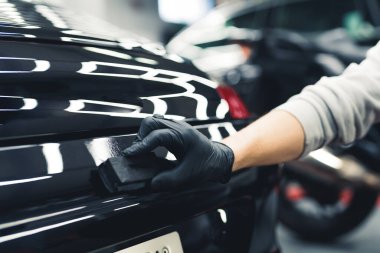 Profesyonel araba temizleme merkezi. Arabaları parlak ve bakımlı yapıyor. Yüksek kalite fotoğraf